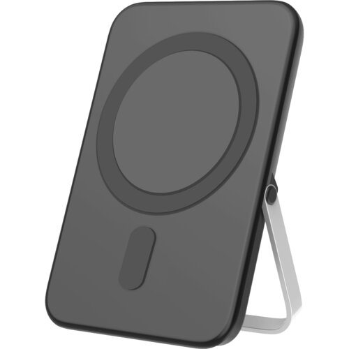 Czarny powerbank o prostokątnym kształcie z zaokrąglonymi rogami, posiada okrągły wzór na powierzchni oraz wbudowaną podpórkę. Produkt jest ustawiony pod kątem, co umożliwia widoczność jego bocznej krawędzi i podpórki.