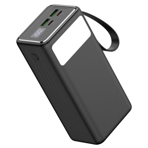 Czarny powerbank z wyświetlaczem cyfrowym pokazującym poziom naładowania, posiada cztery porty USB i pasek do przenoszenia. Na obudowie znajduje się przycisk zasilania oraz prostokątne, białe pole.