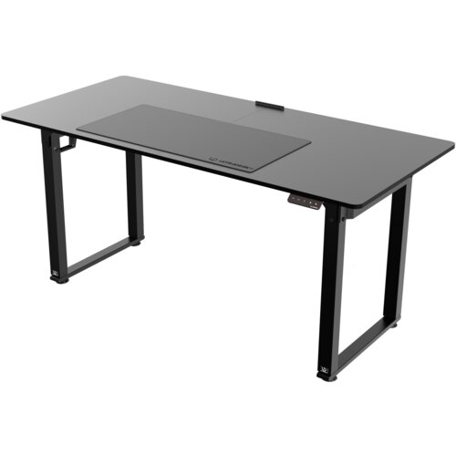 Czarne biurko gamingowe z prostokątnym blatem i solidnymi metalowymi nogami, na blacie widoczna jest podkładka z logo "ULTRADESK". Na krawędzi biurka znajduje się panel sterujący z kilkoma przyciskami.