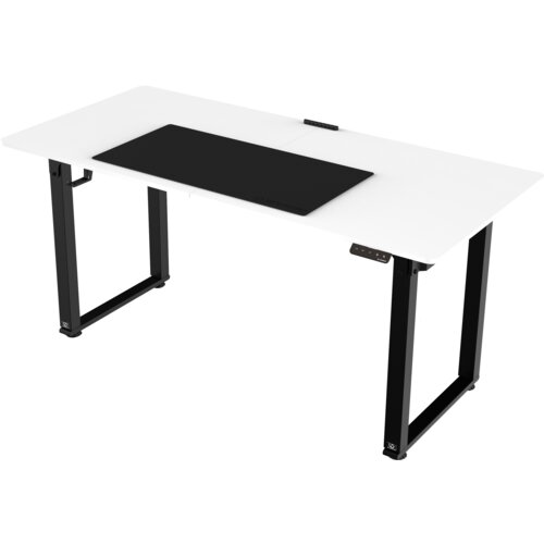 Białe biurko gamingowe z czarną podkładką na blacie, posiada czarne, metalowe nogi oraz panel sterujący z przyciskami. Na podkładce widoczne jest logo "ULTRADESK".
