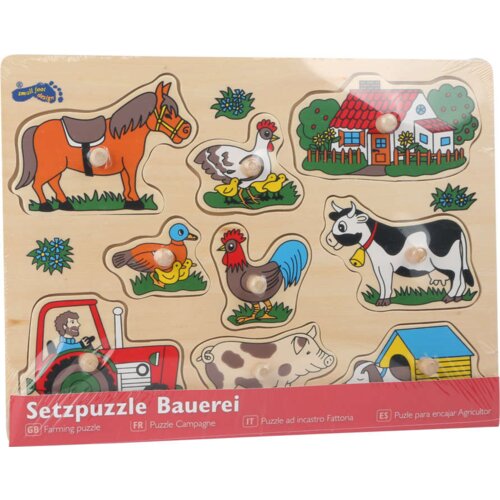 Drewniana układanka przedstawia różne elementy związane z farmą, w tym zwierzęta i budynki, z uchwytami do wyjmowania. Na dole widnieje napis: "Setzpuzzle Bauerei" oraz tłumaczenia w kilku językach, w tym "Farming puzzle".
