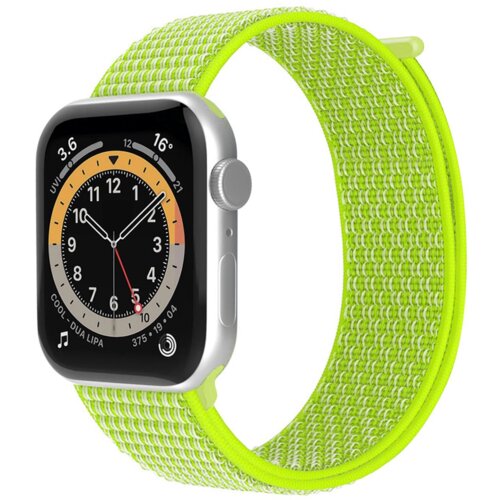 Jasnozielony pasek do zegarka Apple Watch z wyraźnie widoczną teksturą, przymocowany do zegarka z czarnym ekranem wyświetlającym tarczę z białymi cyframi i wskazówkami. Na ekranie widoczne są także napisy: "COOL - DUA LIPA" oraz cyfry "375" i "19:04".