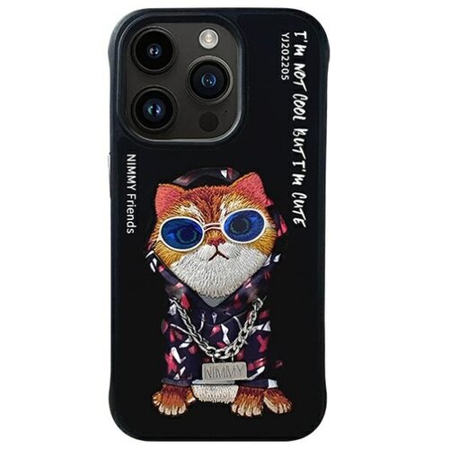 Czarne etui na telefon z grafiką kota w okularach przeciwsłonecznych i bluzie z kapturem, ozdobione łańcuchem z napisem "NIMMY". Na etui widnieją napisy: "NIMMY Friends" oraz "I'M NOT COOL BUT I'M CUTE V202205".