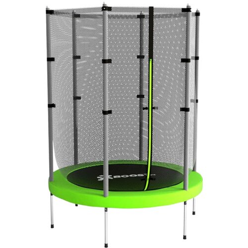 Na zdjęciu znajduje się trampolina z siatką ochronną, o zielonej podstawie i metalowych nogach. Na powierzchni trampoliny widoczny jest napis "XBOOST".