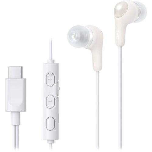Białe słuchawki dokanałowe z wtykiem USB-C, posiadające pilot z trzema przyciskami oznaczonymi symbolami plus, minus i kółko. Na jednej ze słuchawek widoczne jest logo "JVC".