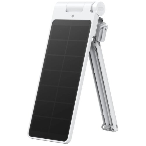 Biały panel solarny z ciemną powierzchnią podzieloną na prostokątne segmenty, ustawiony pod kątem na składanej podstawce. Na górnej części obudowy widoczne jest logo "SWITCHBOT".