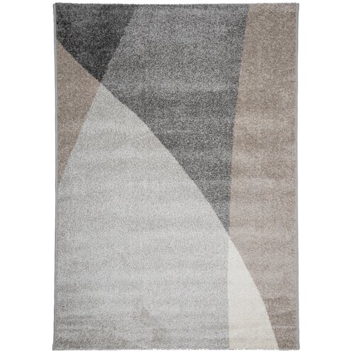 Na zdjęciu znajduje się dywan o wymiarach 120 x 170 cm w odcieniach brązu, szarości i beżu, z geometrycznym wzorem składającym się z dużych, nachodzących na siebie kształtów. Powierzchnia dywanu ma teksturę przypominającą miękki materiał.