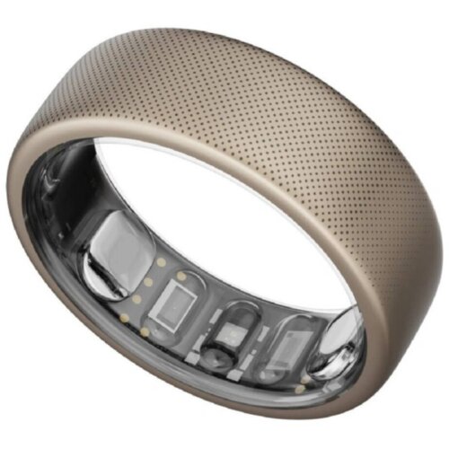 Tytanowy pierścień o gładkiej, perforowanej powierzchni zewnętrznej i widocznymi elementami elektronicznymi wewnątrz. Produkt to "Smartring AMAZFIT Helio Ring 50mm Tytanowy".
