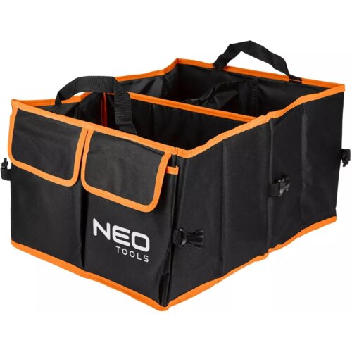 Czarny organizer do samochodu z pomarańczowymi krawędziami, posiada dwie duże komory oraz dwie zewnętrzne kieszenie z klapkami. Na przedniej stronie widoczny jest biały napis "NEO TOOLS".