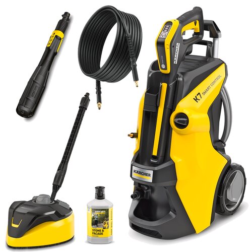 Na zdjęciu znajduje się żółto-czarna myjka ciśnieniowa z napisem "KARCHER K7 Smart Control" oraz akcesoria: wąż, lanca, szczotka do czyszczenia powierzchni i butelka z płynem "Stone & Facade Cleaner".