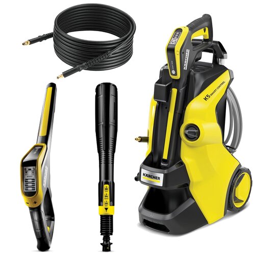 Na zdjęciu znajduje się żółto-czarna myjka ciśnieniowa z napisem "KARCHER K5 Smart Control" oraz akcesoria: wąż, lanca i pistolet z wyświetlaczem. Produkt ma widoczne logo "KARCHER".