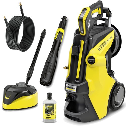 Na zdjęciu znajduje się myjka ciśnieniowa w kolorze żółto-czarnym z napisem "KARCHER K7 Premium Smart Control" oraz akcesoria: wąż, lanca, szczotka do czyszczenia i butelka z płynem "Stone & Facade Cleaner".