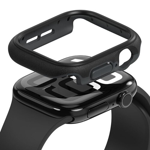 Czarne etui RINGKE Onyx do Apple Watch 10 (46mm) unosi się nad zegarkiem, ukazując jego kształt i otwory na przyciski. Zegarek ma czarną kopertę i pasek, a na ekranie widoczny jest wzór z białych liter.