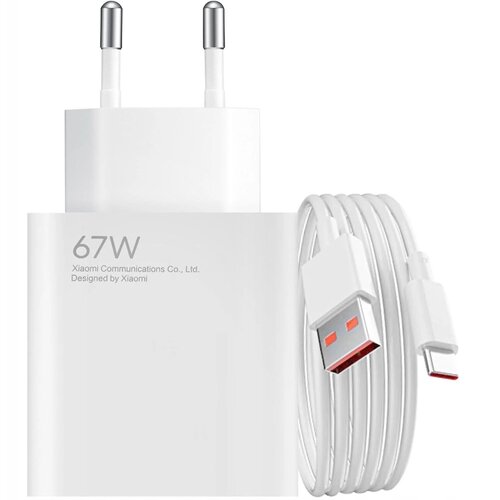 Biała ładowarka sieciowa z dwoma metalowymi bolcami oraz zwiniętym kablem USB-C, na której widnieje napis: "67W Xiaomi Communications Co., Ltd. Designed by Xiaomi".