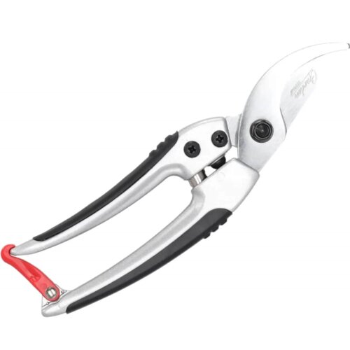 Na zdjęciu znajduje się metalowy sekator ręczny z czarnymi i czerwonymi elementami, posiadający ostrze z widocznym logo producenta. Rękojeść jest ergonomicznie wyprofilowana, a na ostrzu widnieje napis "Dedra".