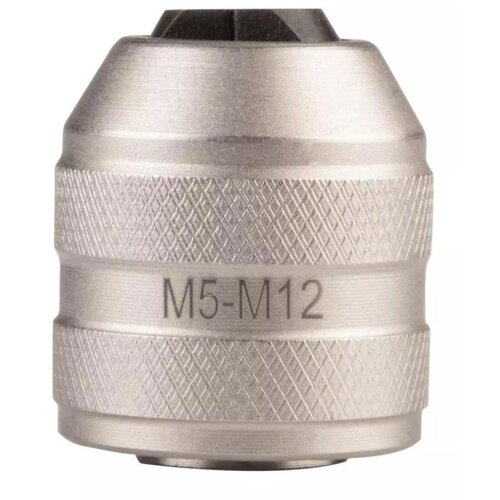 Metalowy adapter z widocznym oznaczeniem "M5-M12" na powierzchni, posiadający teksturowaną powierzchnię dla lepszego chwytu. Produkt ma cylindryczny kształt z lekko stożkowym zakończeniem.