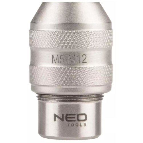 Na zdjęciu znajduje się metalowy adapter do gwintowników z wygrawerowanym oznaczeniem "M5-M12" oraz logo "NEO TOOLS" na dolnej części. Adapter ma teksturowaną powierzchnię z wzorem krzyżowym.