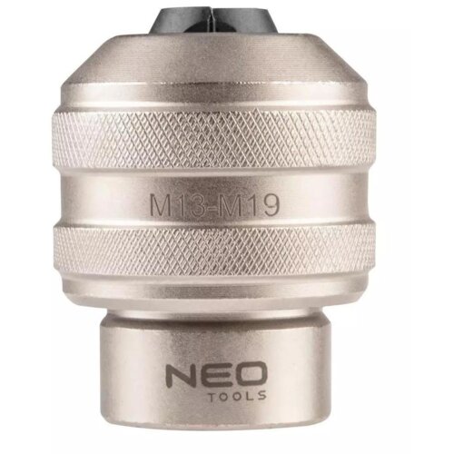 Na zdjęciu znajduje się metalowy adapter do gwintowników z widocznym napisem "M13-M19" oraz logo "NEO TOOLS" na dolnej części. Powierzchnia adaptera ma teksturę z drobnym wzorem krzyżowym.