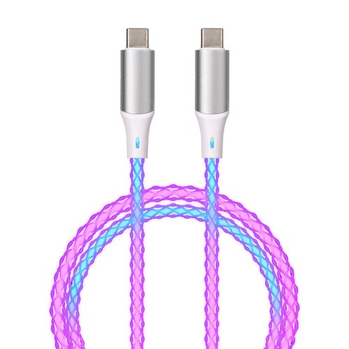 Na zdjęciu znajduje się biało-srebrny kabel USB-C do USB-C o długości 1 metra, z kolorowym, plecionym oplotem w odcieniach różu i niebieskiego. Końcówki kabla są metaliczne, a na białych częściach widoczny jest niebieski symbol.