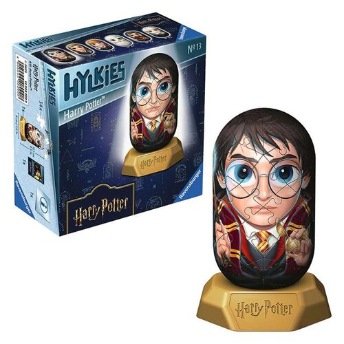 Na zdjęciu znajduje się opakowanie oraz złożony model 3D puzzli przedstawiający postać z serii "Harry Potter". Na opakowaniu widnieje napis "HYLKIES Harry Potter™", a na podstawce modelu napis "Harry Potter".