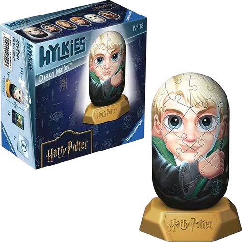 Na zdjęciu znajduje się opakowanie oraz złożony model puzzli 3D przedstawiający postać z serii Harry Potter. Na opakowaniu widnieje tekst: "HYLKIES Draco Malfoy", "Harry Potter", "Ravensburger", a także numer "N° 18".