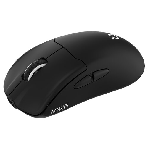 Czarna mysz komputerowa o ergonomicznym kształcie z widocznym logo "AQIRYS" na boku. Na powierzchni myszy znajduje się przycisk rolki oraz dwa dodatkowe przyciski boczne.