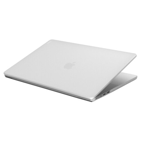 Przezroczyste etui na laptopa jest nałożone na otwartego laptopa, na którym widoczne jest logo w kształcie nadgryzionego jabłka. Etui ma gładką powierzchnię i dopasowany kształt, a na jego krawędzi znajduje się napis "UNIQ".