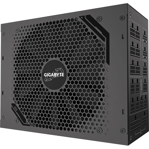 Czarny zasilacz komputerowy z widoczną kratką wentylacyjną w kształcie plastra miodu oraz logo "GIGABYTE" na środku. Po bokach znajdują się gniazda do podłączenia kabli.