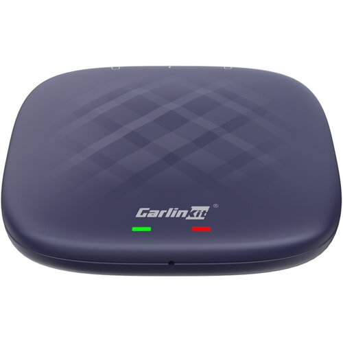 Niebieski adapter z logo "Carlinkit" na górze, z dwoma diodami: zieloną i czerwoną, umieszczonymi poniżej. Powierzchnia urządzenia ma subtelny wzór w kratkę.