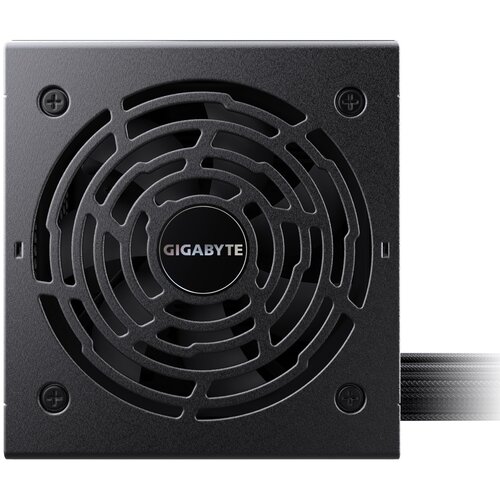 Czarny zasilacz komputerowy z widocznym wentylatorem i logo "GIGABYTE" na środku. Obudowa ma kratkę ochronną i widoczne śruby montażowe.