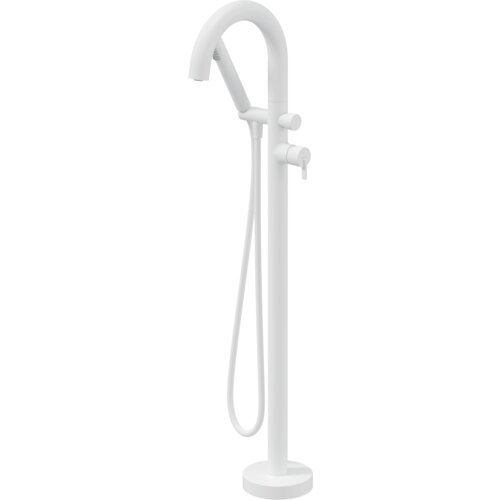 Biała, stojąca bateria wannowa z zaokrągloną wylewką i wężem prysznicowym, posiada dwa pokrętła do regulacji wody. Produkt ma minimalistyczny design i jest wykonany z gładkiego materiału.