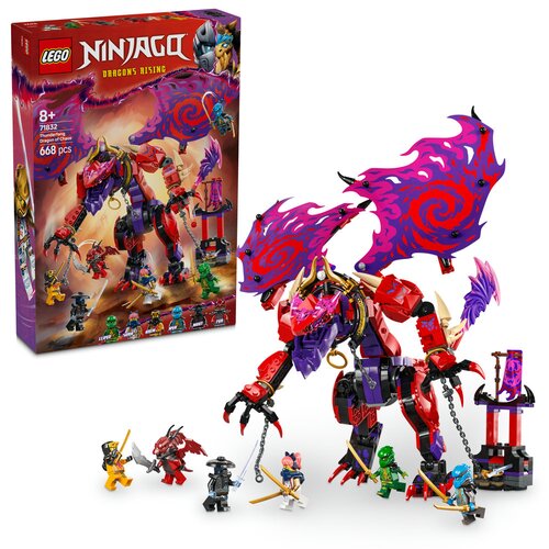 Na zdjęciu znajduje się zestaw LEGO 71832 NINJAGO Smok chaosu Kiełogrzmot, składający się z dużej figurki smoka w kolorach czerwonym, fioletowym i czarnym oraz kilku małych figurek postaci. W tle widoczne jest pudełko z grafiką przedstawiającą smoka i pos