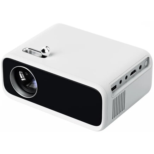Biały projektor o prostokątnym kształcie z czarnym panelem przednim, na którym znajduje się obiektyw. Na boku widoczne są różne porty, w tym USB i HDMI, oraz otwory wentylacyjne.