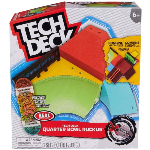 Opakowanie zestawu do fingerboardu z widocznym logo "TECH DECK" oraz napisem "QUARTER BOWL RUCKUS". Na opakowaniu znajdują się również informacje: "Signature board included!", "REAL SKATEBOARDS", "Combine multiple sets", oraz ostrzeżenie "WARNING: CHOKING HAZARD - Small parts. Not for children under 3 years."