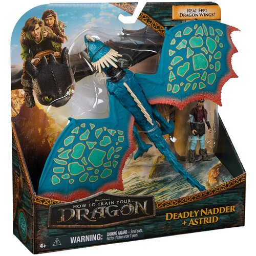Opakowanie zawiera zestaw figurek z serii "How to Train Your Dragon", w tym smoka Deadly Nadder i postać Astrid. Na opakowaniu widnieje napis "Real Feel Dragon Wings!" oraz ostrzeżenie: "WARNING: CHOKING HAZARD - Small parts. Not for children under 3 year