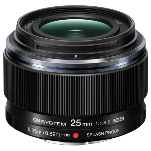 Czarny obiektyw fotograficzny z widocznymi napisami: "OM SYSTEM 25mm 1:1.8 II MSC", "0.25m/0.82ft - ∞", oraz "SPLASH PROOF". Na górnej części obiektywu znajduje się oznaczenie "ø46".