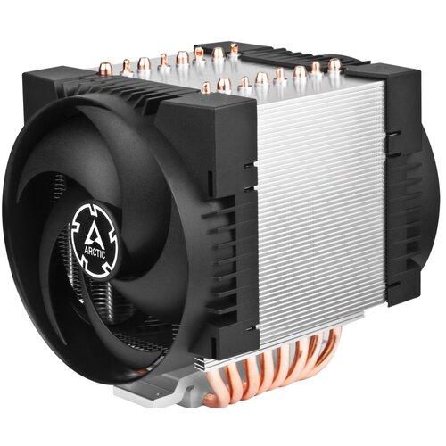Na zdjęciu widoczny jest system chłodzenia CPU z dużym wentylatorem w czarnej obudowie oraz aluminiowym radiatorem z miedzianymi rurkami cieplnymi. Na środku wentylatora znajduje się logo z napisem "ARCTIC".