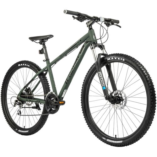 Zielony rower górski z dużymi, czarnymi oponami z białym napisem "MAXXIS" na oponach i widelcu. Na ramie widoczny jest napis "INDIANA", a na widelcu napis "SUNTOUR".