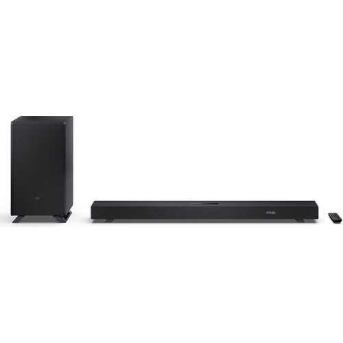 Na zdjęciu znajduje się czarny soundbar oraz bezprzewodowy subwoofer, obok leży pilot. Na soundbarze widoczny jest napis "ATMOS".