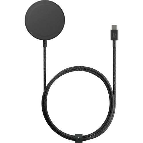 Czarna ładowarka indukcyjna z okrągłą powierzchnią ładującą połączona jest z plecionym kablem zakończonym wtyczką USB-C. Na wtyczce widoczny jest napis "NATIVE UNION".