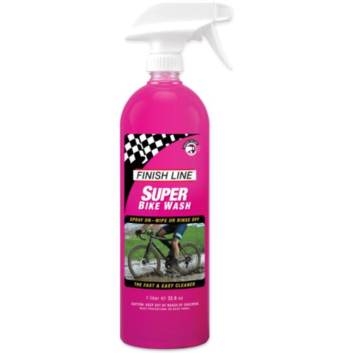 Różowa butelka z białym spryskiwaczem zawiera preparat czyszczący do rowerów o nazwie "FINISH LINE Super Bike Wash". Na etykiecie widnieje zdjęcie roweru oraz napisy: "Spray on - Wipe or Rinse off", "The Fast & Easy Cleaner", "1 liter e 33.8 oz", a także 