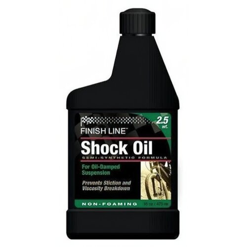 Czarna butelka z etykietą zawierającą tekst: "FINISH LINE Shock Oil SEMI-SYNTHETIC FORMULA 2.5 wt. For Oil-Damped Suspension Prevents Stiction and Viscosity Breakdown NON-FOAMING 16 oz / 475 ml". Na etykiecie znajduje się również zdjęcie fragmentu roweru.