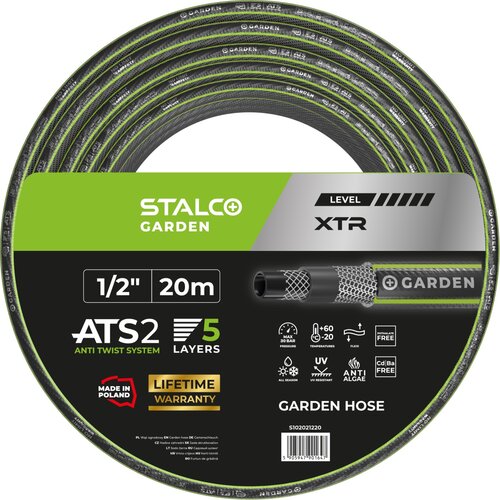 Zdjęcie przedstawia zwinięty wąż ogrodowy z etykietą zawierającą informacje: "STALCO GARDEN", "LEVEL XTR", "1/2” 20m", "ATS2 ANTI TWIST SYSTEM", "5 LAYERS", "MADE IN POLAND", "LIFETIME WARRANTY", oraz piktogramy dotyczące ciśnienia, temperatury, odpornośc