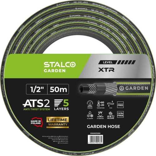 Zdjęcie przedstawia zwinięty wąż ogrodowy z etykietą zawierającą informacje: "STALCO GARDEN", "LEVEL XTR", "1/2'' 50m", "ATS2 ANTI TWIST SYSTEM", "5 LAYERS", "MADE IN POLAND", "LIFETIME WARRANTY", oraz piktogramy dotyczące ciśnienia, temperatury, ochrony 