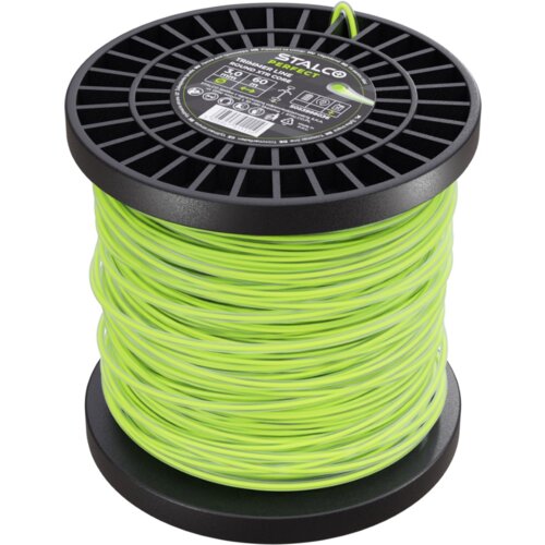 Na zdjęciu widoczna jest szpula z jasnozieloną żyłką do kosy, z etykietą na górze zawierającą tekst: "STALCO PERFECT Trimmer Line Round 3.0 mm 60 m". Etykieta zawiera również piktogramy i dodatkowe informacje techniczne.