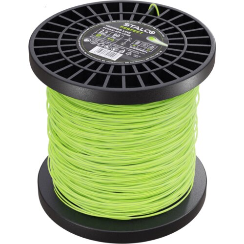 Na zdjęciu widoczna jest szpula z zieloną żyłką do kosy, na której znajduje się etykieta z napisem "STALCO PERFECT TRIMMER LINE ROUND 3.0 mm 210 m". Etykieta zawiera również piktogramy i dodatkowe informacje techniczne.