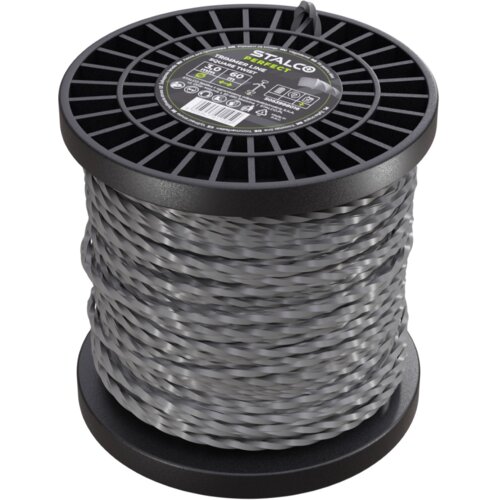 Na zdjęciu widoczna jest szpula z szarą, skręconą żyłką do kosy, z etykietą na górze zawierającą tekst: "STALCO PERFECT Trimmer Line Square 3.0 mm 60 m". Etykieta zawiera również piktogramy i dodatkowe informacje techniczne.