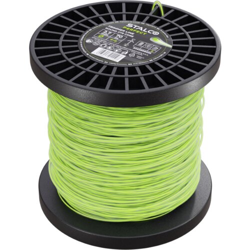 Na zdjęciu znajduje się szpula z zieloną żyłką do kosy, na której widnieje etykieta z napisem "STALCO PERFECT Trimmer Line Round Type 2.7 mm 120 m". Etykieta zawiera również piktogramy i kod kreskowy.