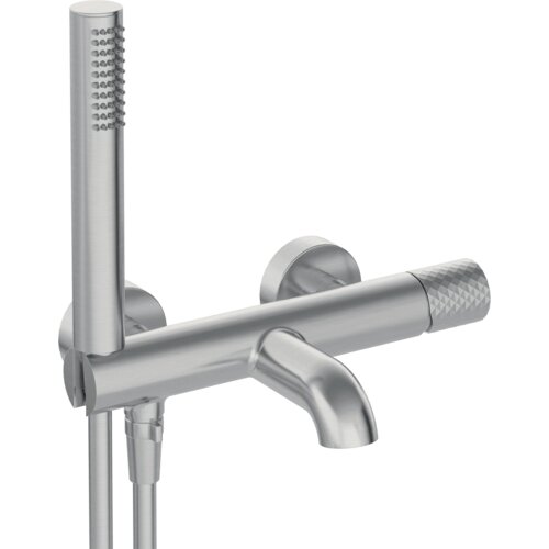 Bateria wannowa natynkowa wykonana ze stali szczotkowanej, z cylindrycznym uchwytem i wylewką, oraz prysznicem ręcznym o prostokątnym kształcie z małymi dyszami. Produkt ma nowoczesny design z gładką, metaliczną powierzchnią.