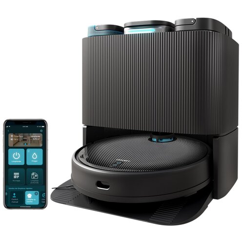 Na zdjęciu znajduje się robot sprzątający w stacji dokującej o nowoczesnym designie z pionowymi żłobieniami oraz smartfon z aplikacją pokazującą opcje "Limpiando" i "Fregar". Na ekranie telefonu widoczne są także inne ikony i teksty w języku hiszpańskim.